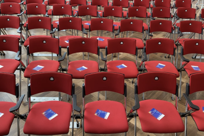 Stühle Sitzplätze bei einer Bürgerveranstaltung