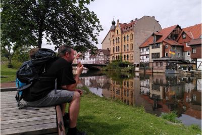 Mann sitzend an der Werra