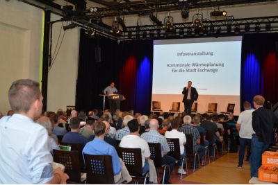 B&uuml;rgermeister Alexander Heppe steht auf der B&uuml;hne und spricht zu G&auml;sten