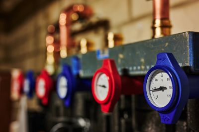 Heizungsventile mit Temperaturanzeige zur Kontrolle der Wassertemperatur.