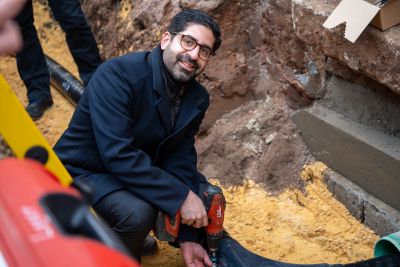 Wirtschaftsminister Kaweh Mansoori vor einem Wärmenetz