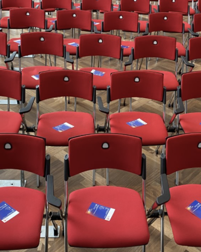 Stühle Sitzplätze bei einer Bürgerveranstaltung