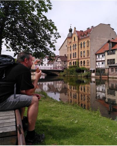 Mann sitzend an der Werra